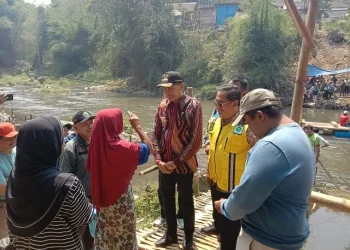 Pj Wali Kota Malang, Wahyu Hidayat meninjau langsung perahu rakit di wilayah Mergosono.