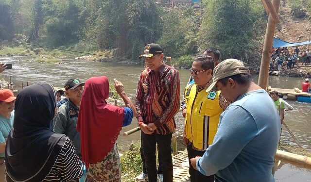 Pj Wali Kota Malang, Wahyu Hidayat meninjau langsung perahu rakit di wilayah Mergosono.