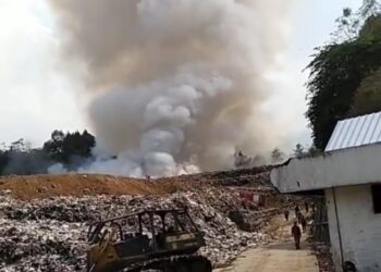 Kebakaran melanda dan membakar gunungan sampah di TPA Tlekung, Kecamatan Junrejo Kota Batu, Jumat (20/10/2023). Foto: Istimewa
