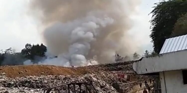 Kebakaran melanda dan membakar gunungan sampah di TPA Tlekung, Kecamatan Junrejo Kota Batu, Jumat (20/10/2023). Foto: Istimewa