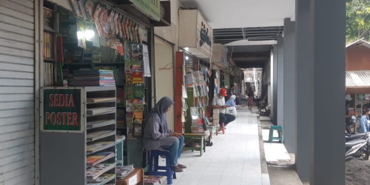 Pedagang buku di Pasar Buku Velodrom, Kota Malang menata dagangan
