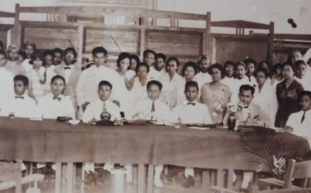 M. Tabrani (Duduk nomor 3 dari Kiri) sebagai ketua Kongres Pemuda 1 pada tahun 1926.
