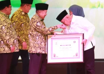 Bupati Malang, Sanusi menerima penghargaan dari Ketua Pengurus Pusat DMI, Muhammad Jusuf Kalla.