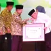 Bupati Malang, Sanusi menerima penghargaan dari Ketua Pengurus Pusat DMI, Muhammad Jusuf Kalla.