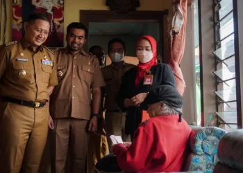 Pj Wali Kota, Batu Aries Agung Paewai, saat mendampingi proses penyaluran BLT inflasi di rumah warga langsung, Senin (8/5/2023).