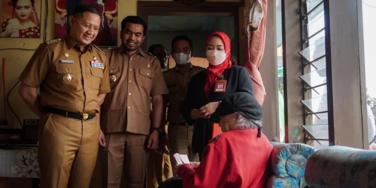 Pj Wali Kota, Batu Aries Agung Paewai, saat mendampingi proses penyaluran BLT inflasi di rumah warga langsung, Senin (8/5/2023).