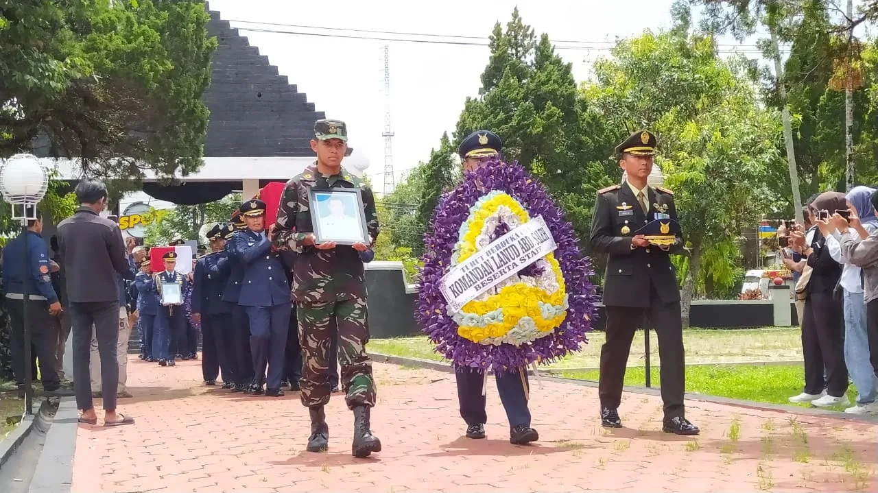 Prosesi pemakaman 3 orang prajurit TNI AU yang gugur dalam insiden pesawat jatuh di TMP Suropati Malang, Jumat (17/11/2023)
