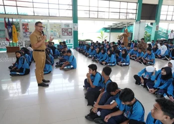 Pj Wali Kota Batu Aries Agung Paewai saat memneri pemaparan terhadap siswa SMP Negeri 01 Kota Batu.