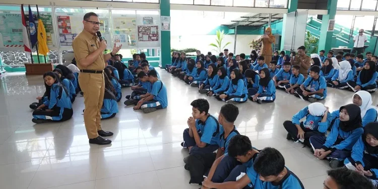 Pj Wali Kota Batu Aries Agung Paewai saat memneri pemaparan terhadap siswa SMP Negeri 01 Kota Batu.