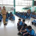 Pj Wali Kota Batu Aries Agung Paewai saat memneri pemaparan terhadap siswa SMP Negeri 01 Kota Batu.