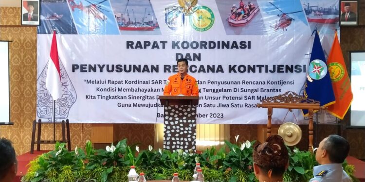 Dirops Basarnas Brigjen TNI (Mar) Edy Prakoso saat memberikan sambutan dalam rakor penyusunan rencana kontijensi penyelamatan orang tenggelam di Sungai Brantas.