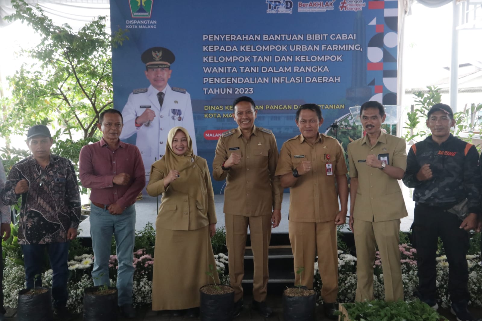 Pj Wali Kota Malang salurkan bantuan bibit cabai di Balai Benih Ikan Tlogowarh. 