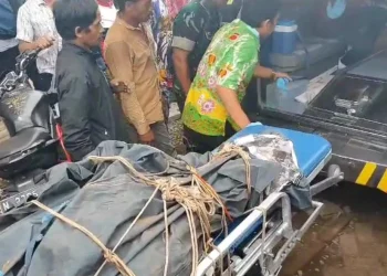 Proses evakuasi jenazah awak Pesawat TNI AU Super Tucano.