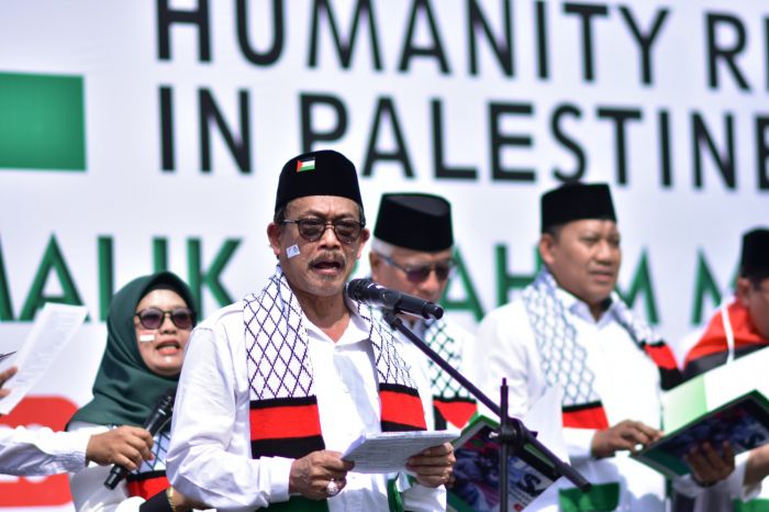 Rektor UIN Malang, Prof Zainuddin, dalam aksi solidaritas kemanusiaan untuk Palestina. 