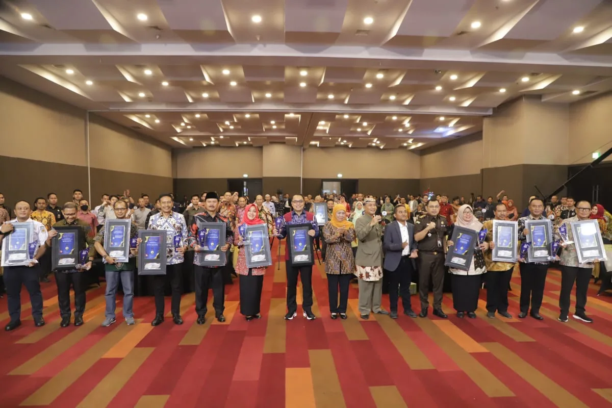 Pj Wali Kota Malang menerima penghargan daerah dengan angka kemiskinan terendah. 