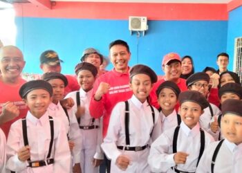 Pj Wali Kota Malang, Wahyu Hidayat berfoto bersama dengan guru dan siswa usai menghadiri Peringatan Hari Guru Nasional.