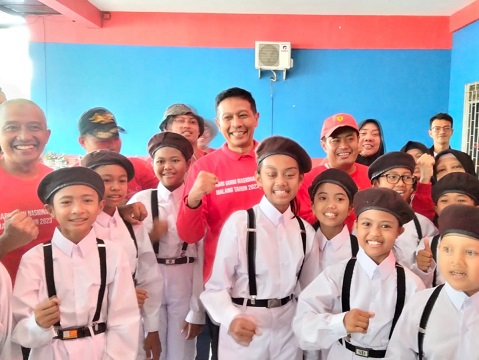 Pj Wali Kota Malang, Wahyu Hidayat berfoto bersama dengan guru dan siswa usai menghadiri Peringatan Hari Guru Nasional.