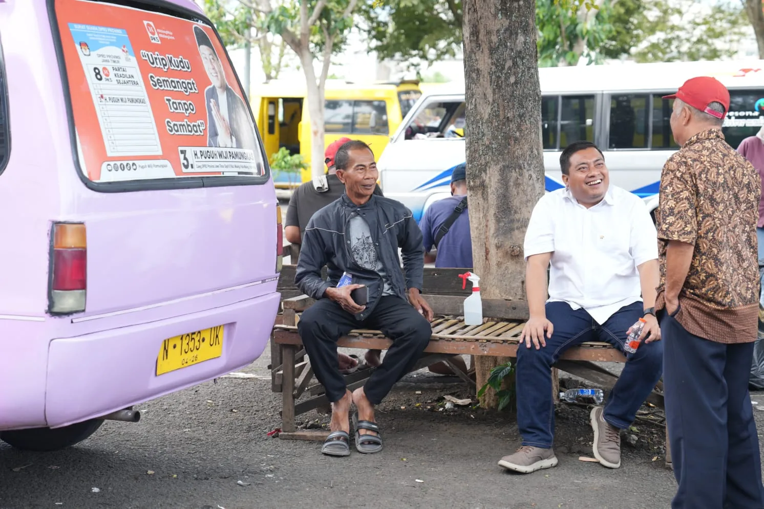 Puguh Wiji Pamungkas, Caleg DPRD Provinsi Jatim saat menyerap aspirasi dari para supir angkot di Terminal Kota Batu.
