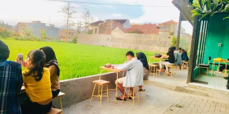 Suasana ngopi di Esonja dengan view hijau sawah.