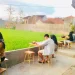 Suasana ngopi di Esonja dengan view hijau sawah.