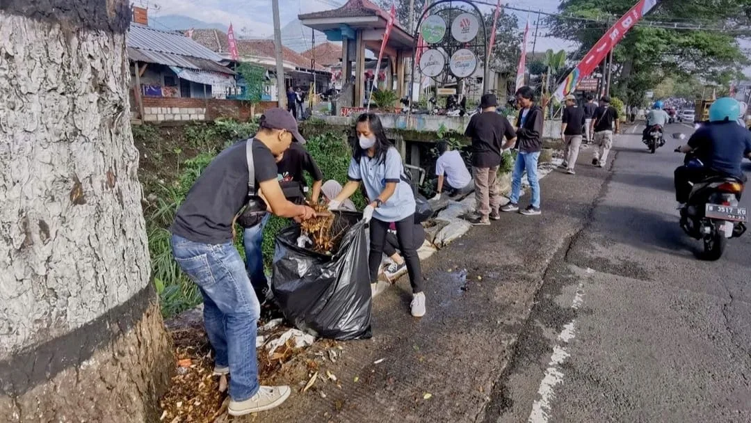 Masyarakat Kota Batu bergotong royong membersihkan sungai. Upaya ini membuahkan Piala Adipura untuk pertama kalinya bagi Kota Batu sejak berdiri.