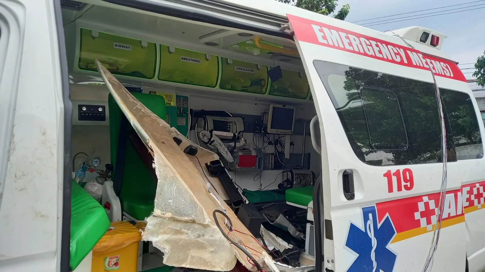 Kondisi ambulans yang mengalami tabrakan di Pakisaji.