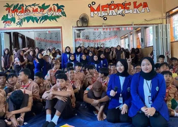 Suasana sosialisasi gerakan PHBS oleh mahasiswa UM.