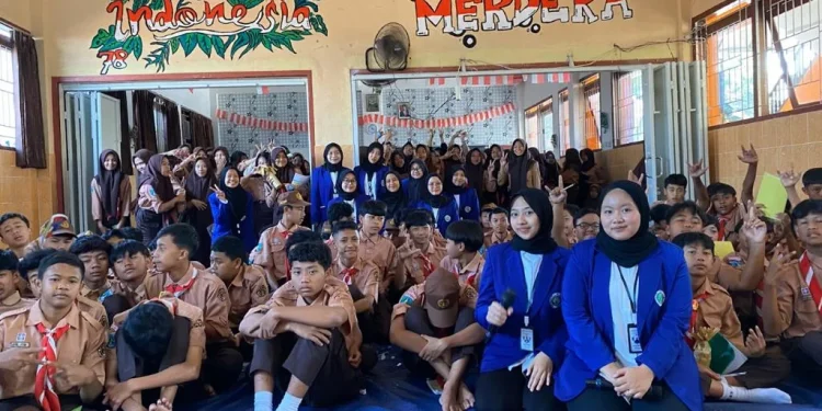 Suasana sosialisasi gerakan PHBS oleh mahasiswa UM.