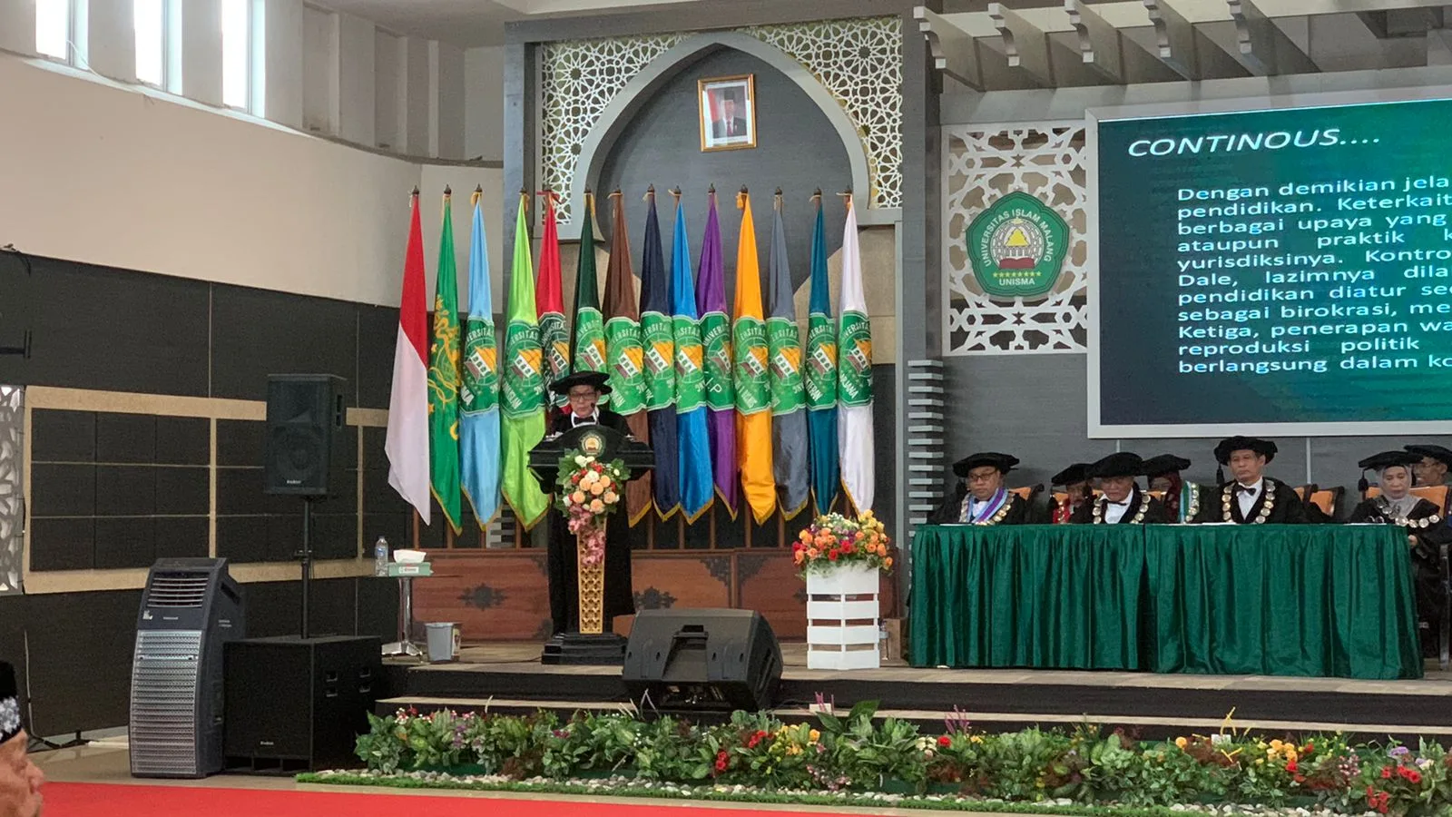 Prof Ali Masykur saat memaparkan pidato pengukuhan.