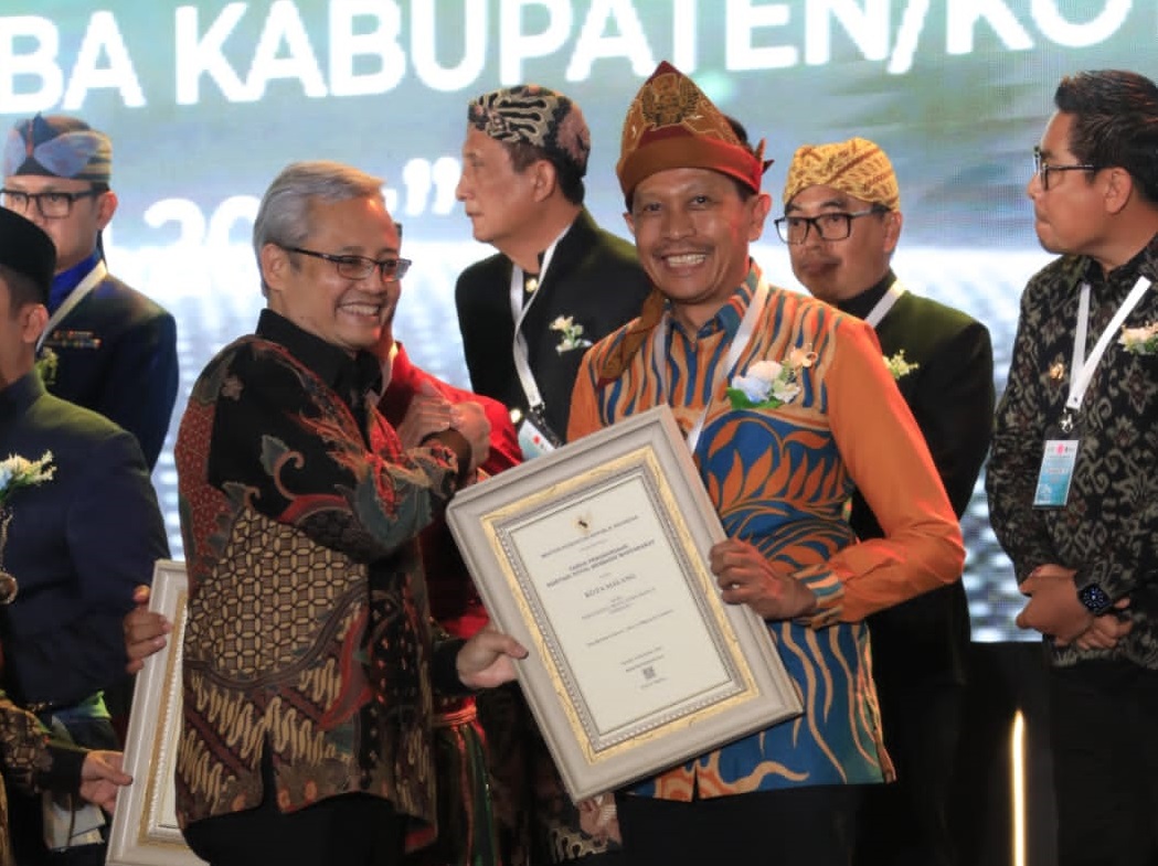 Pj Wali Kota Malang menerima dua penghargaan Swasti Saba.