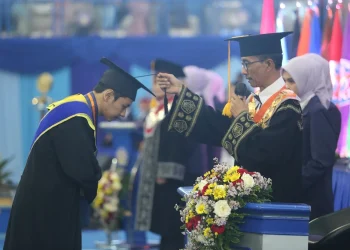 Direktur Polinema Kukuhkan ratusan mahasiswa dalam wisuda tahap IV.