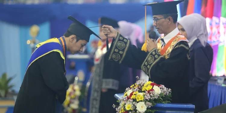 Direktur Polinema Kukuhkan ratusan mahasiswa dalam wisuda tahap IV.