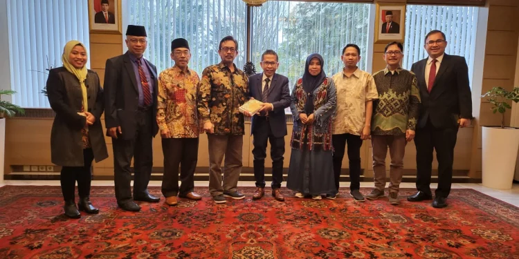 Rektor UIN Malang bersama rombongan berkunkung ke KBRI Brussels Belgia dalam rangka internasionalisasi perguruan tinggi.