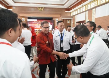 Pj Wali Kota Batu, Aries Agung Paewai, yang juga menjabat Kepala Dinas Pendidikan Provinsi Jawa Timur saat memberi pemaparan pada puluhan guru PPPK di Jatim mengikuti peningkatan kompetensi.