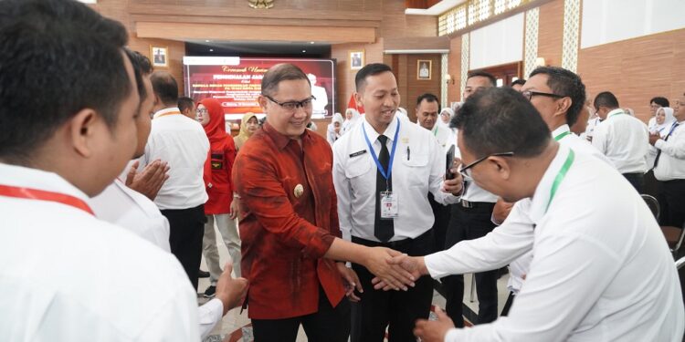 Pj Wali Kota Batu, Aries Agung Paewai, yang juga menjabat Kepala Dinas Pendidikan Provinsi Jawa Timur saat memberi pemaparan pada puluhan guru PPPK di Jatim mengikuti peningkatan kompetensi.