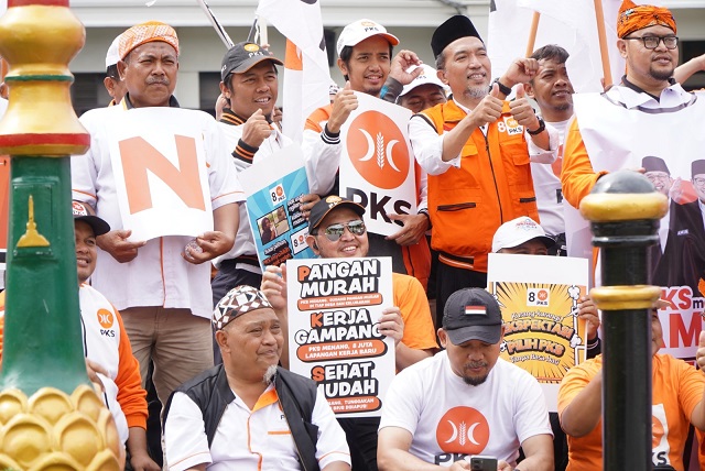 PKSMAN bersama para anggota PKS Kota Malang menyapa masyarakat di Alun Alun Tugu Kota Malang. 