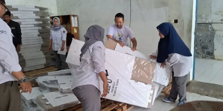 Petugas tengah menata sejumlah logistik Pemilu 2024 kotak suara yang sudah datang di Kantor KPU Kota Batu.