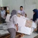 Petugas tengah menata sejumlah logistik Pemilu 2024 kotak suara yang sudah datang di Kantor KPU Kota Batu.