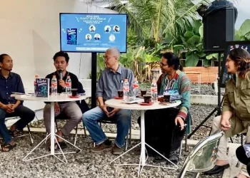 Ach Dhofir Zuhry (dua dari kiri) sedang menyampaikan materi dalam bedah buku Filsafat Uuntuk Pemalas