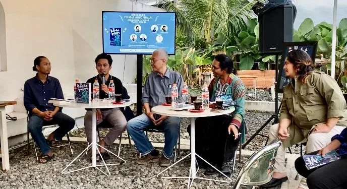 Ach Dhofir Zuhry (dua dari kiri) sedang menyampaikan materi dalam bedah buku Filsafat Uuntuk Pemalas