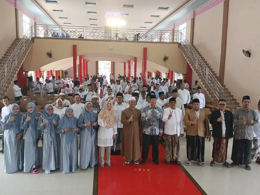 Foto bersama ratusan kyai yang tergabung dalam Prabu Nusantara.