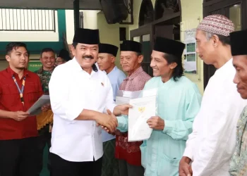 Menteri ATR/BPN RI, Hadi Tjahjono menyerahkan sertifikat tanah ke sejumlah pihak di Kabupaten Malang.