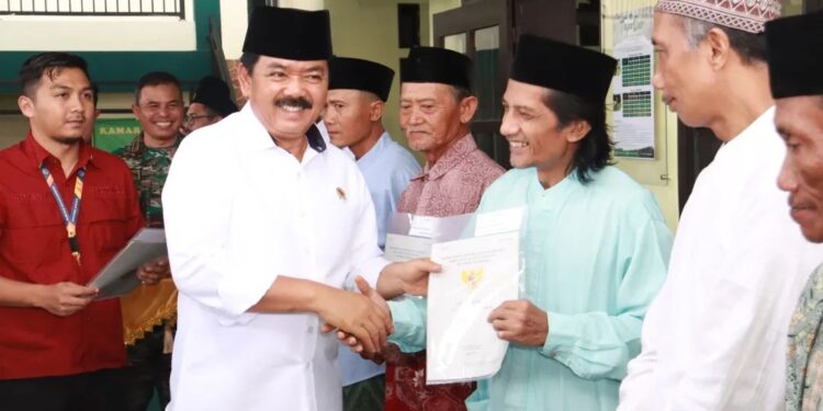 Menteri ATR/BPN RI, Hadi Tjahjono menyerahkan sertifikat tanah ke sejumlah pihak di Kabupaten Malang.