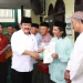 Menteri ATR/BPN RI, Hadi Tjahjono menyerahkan sertifikat tanah ke sejumlah pihak di Kabupaten Malang.