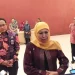 Gubernur Jatim Khofifah Indar Parawansa saat diwawancarai awak media.