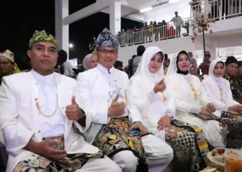 Pj Wali Kota Batu Aries Agung Paewai mengenakan pakaian baju adat khas Kota Batu.