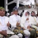 Pj Wali Kota Batu Aries Agung Paewai mengenakan pakaian baju adat khas Kota Batu.