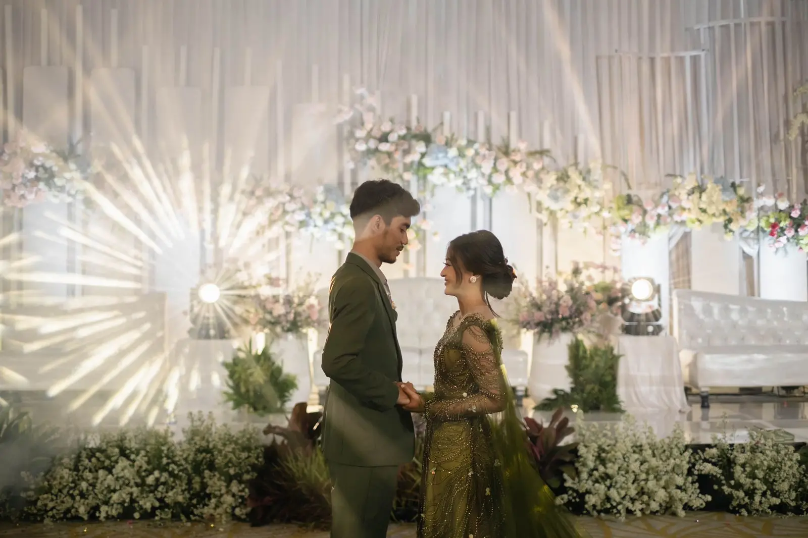 Momen pengantin saat rayakan pernikahan di Atria Hotel Malang.