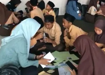 Suasana sosialisasi kesehatan reproduksi oleh tim penelitian omah nalar UM.