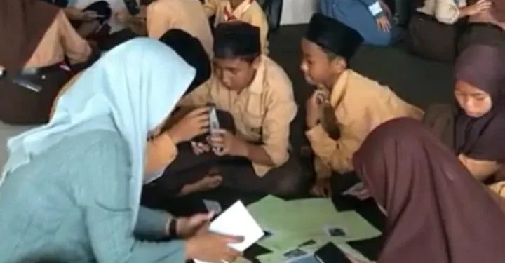 Suasana sosialisasi kesehatan reproduksi oleh tim penelitian omah nalar UM.